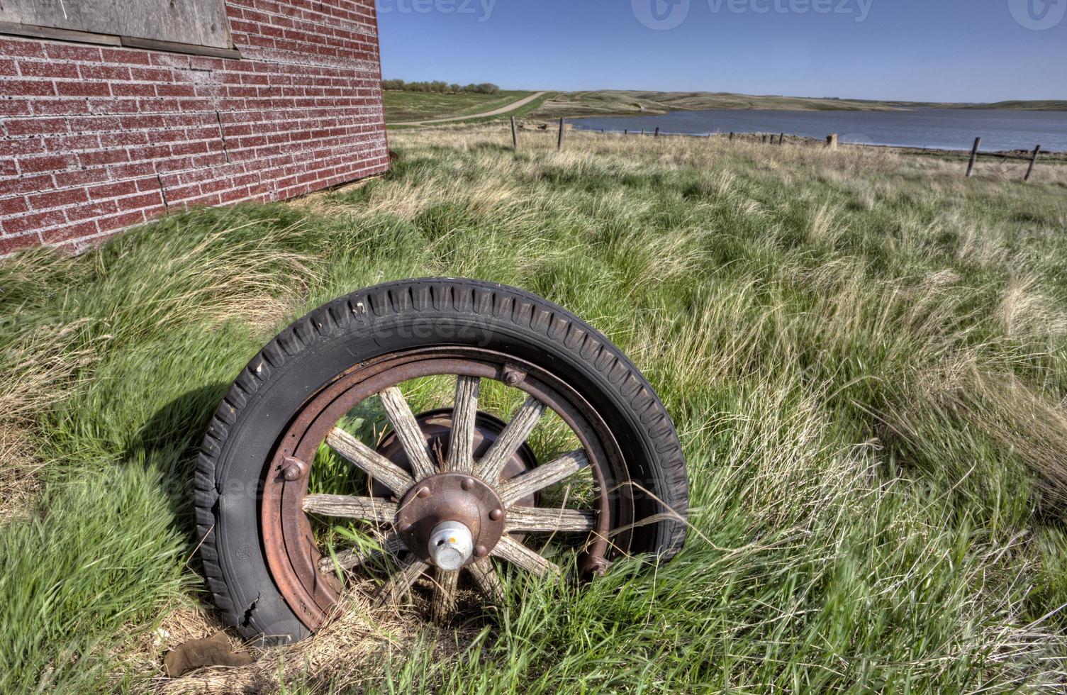 vieux pneu en caoutchouc de roue de chariot photo