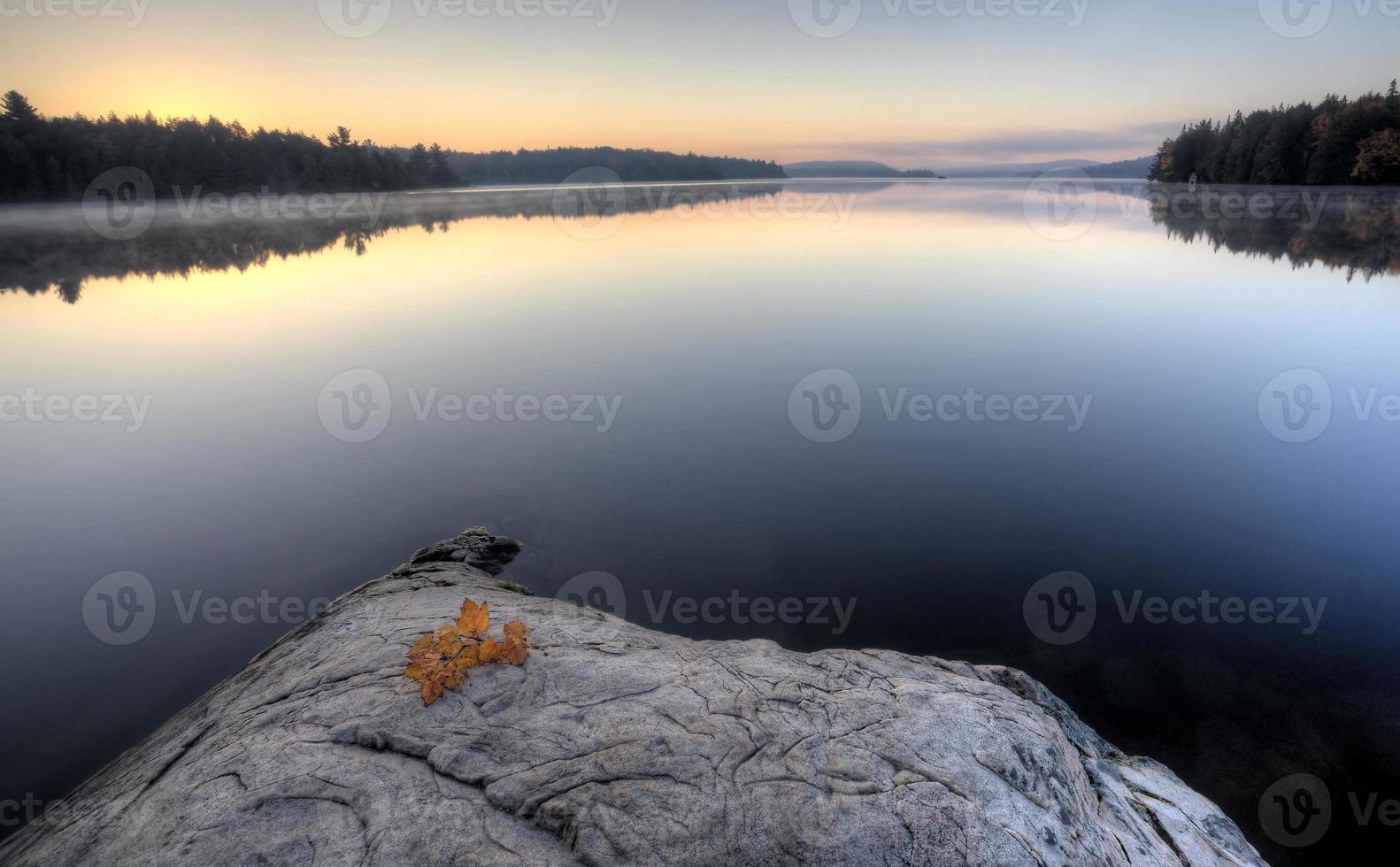 lac en automne réflexion du lever du soleil photo