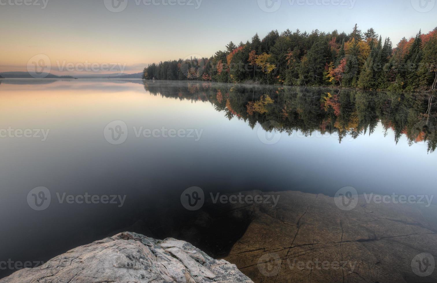 lac en automne réflexion du lever du soleil photo