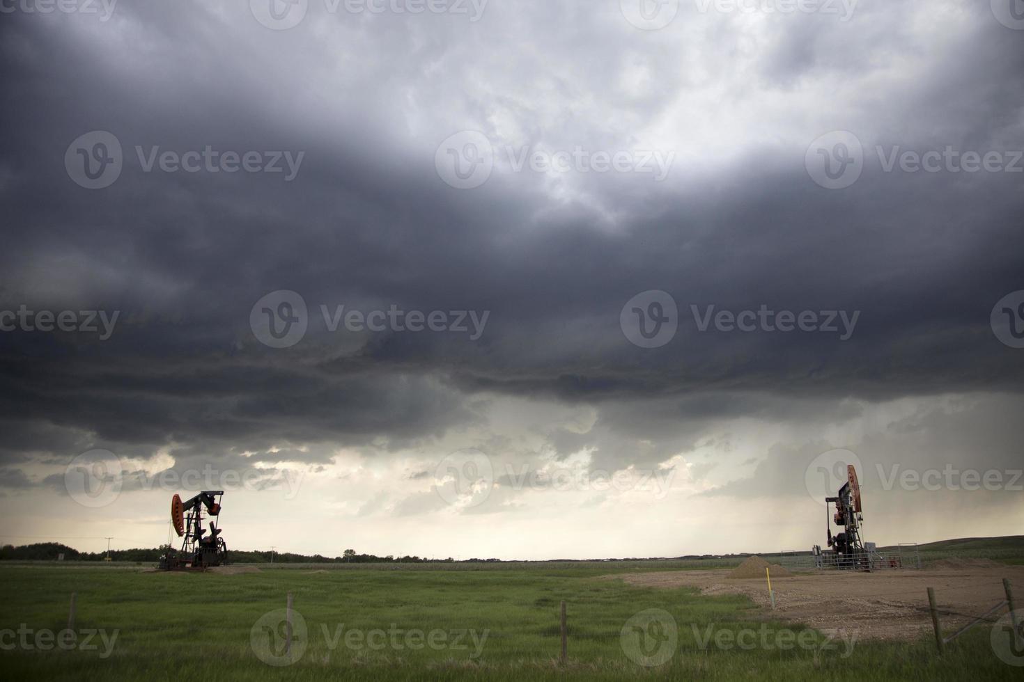 cric de pompe de champ pétrolifère de tempête photo