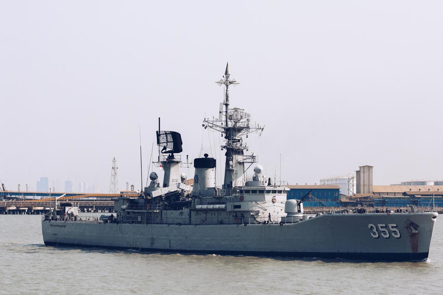 la marine indonésienne voile kri kri abdul halim perdanakusuma 355 cuirassé frégate dans le détroit de madura près du port de tanjung perak surabaya. surabaya, indonésie - avril 2019 photo
