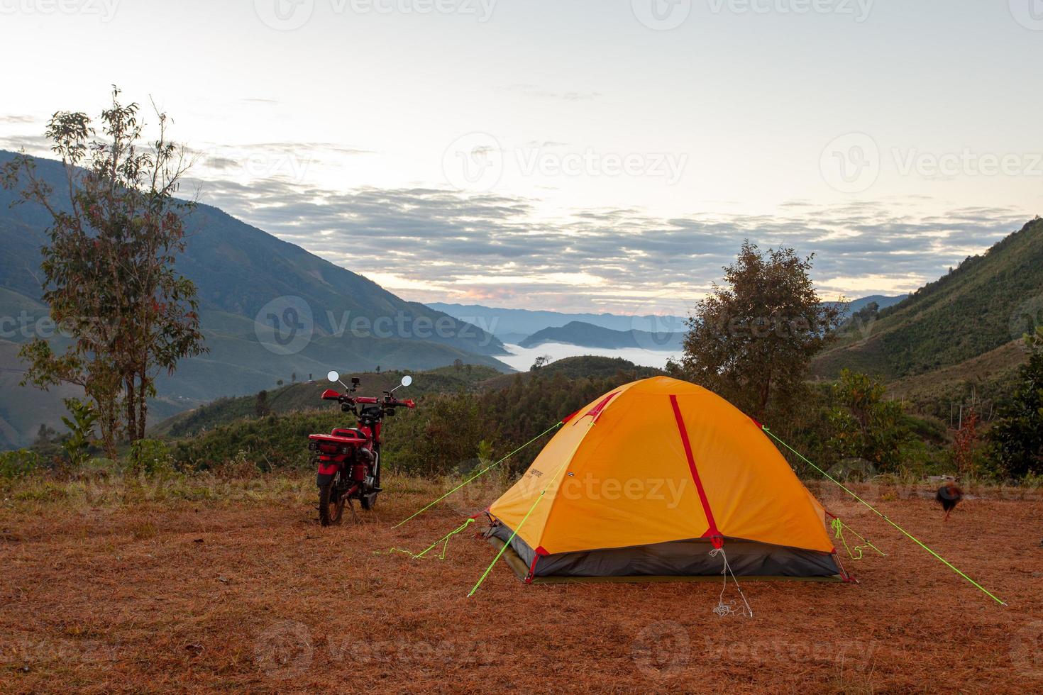 voyager en moto au camping photo