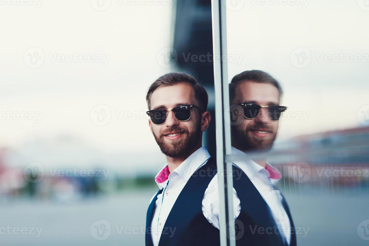 portrait d'un beau jeune homme élégant photo