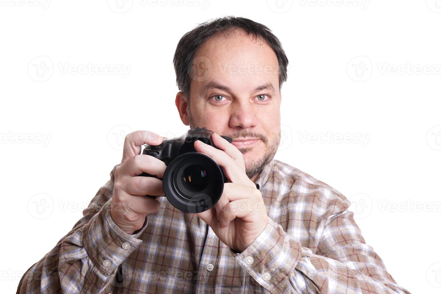 homme avec appareil photo reflex numérique