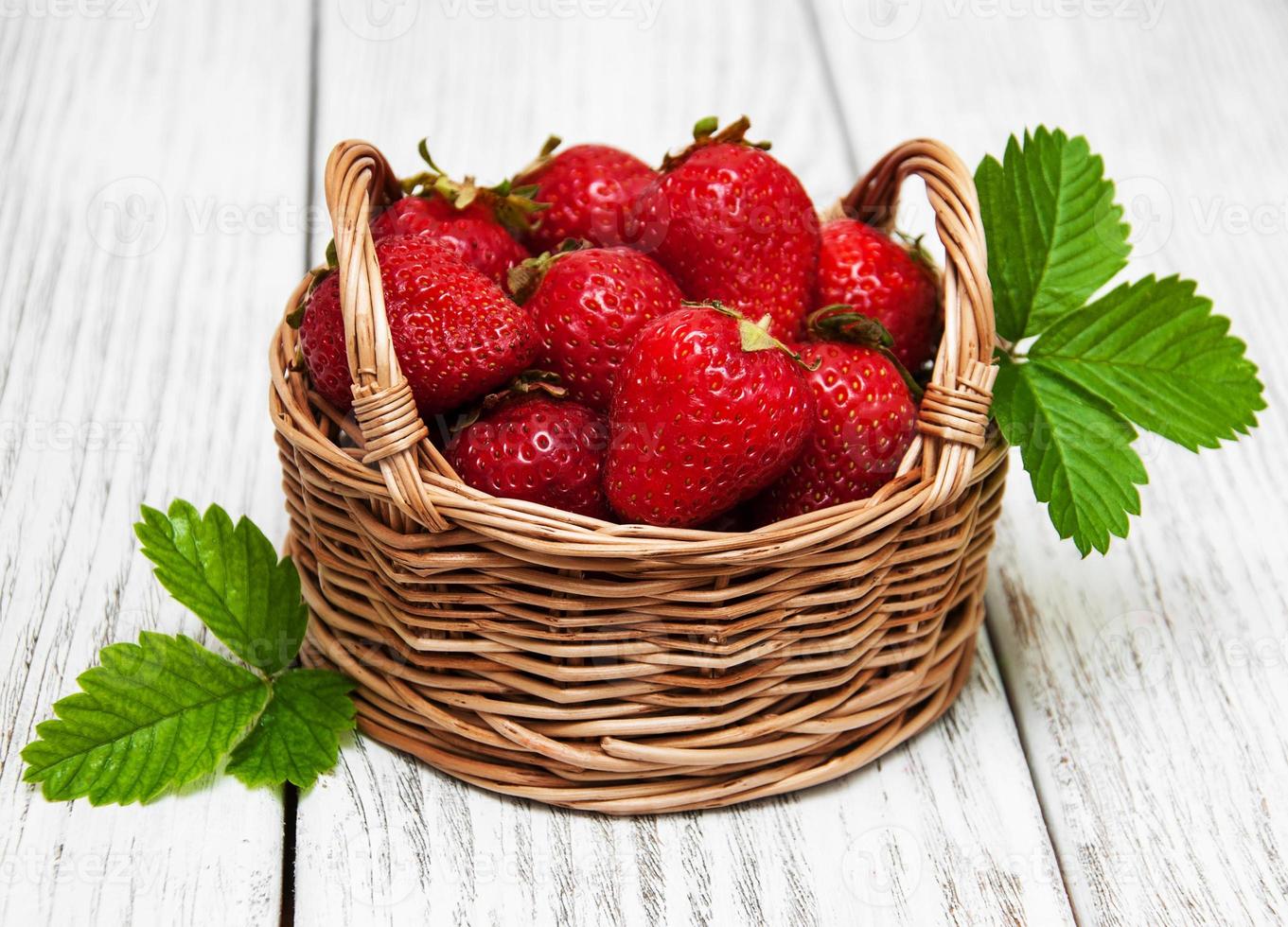 Fraises mûres sur table en bois photo