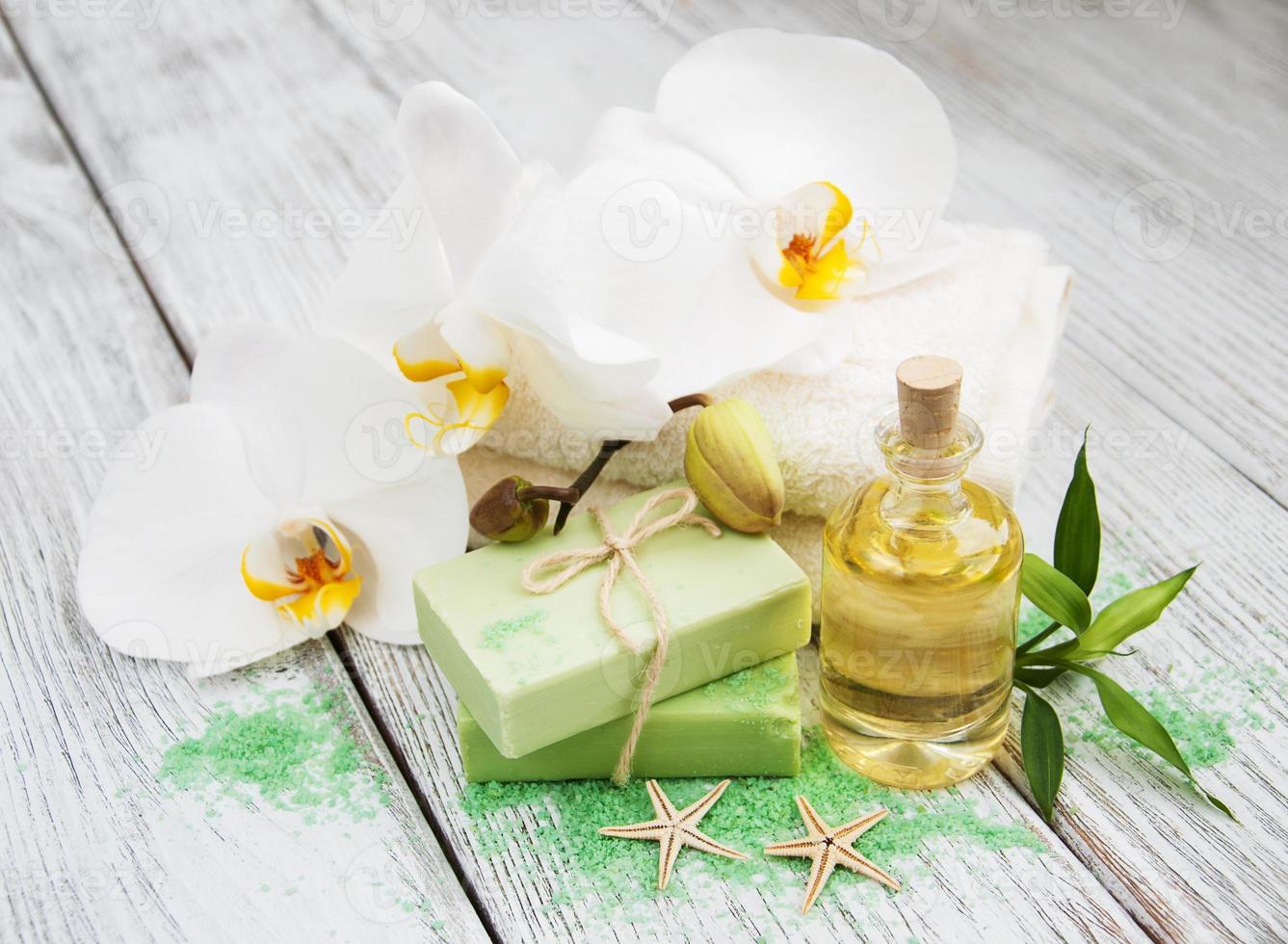 produits de spa et orchidées blanches photo