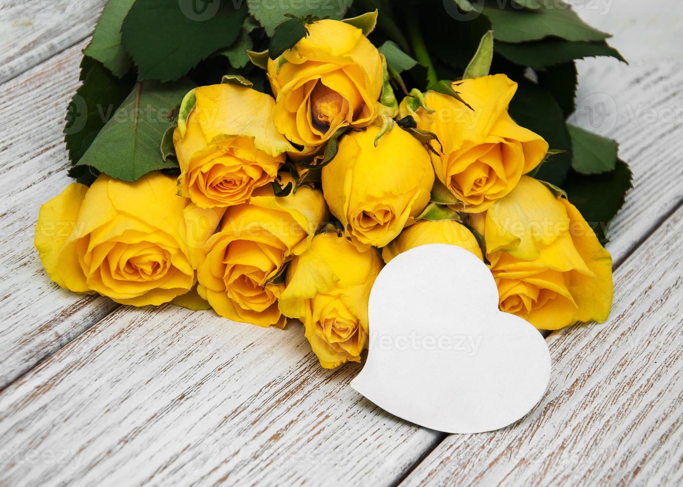 roses jaunes sur une table photo