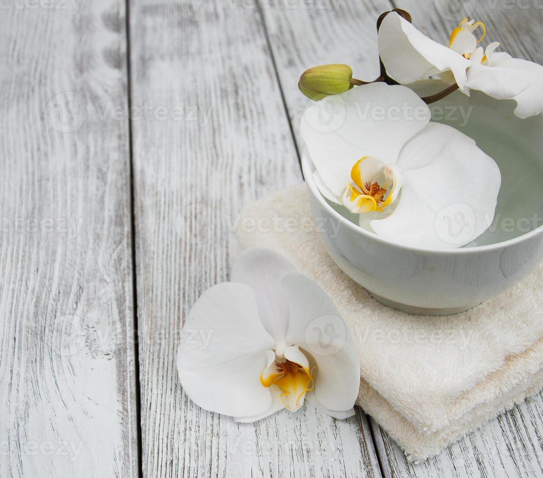 fleurs d'orchidées dans un bol avec de l'eau photo