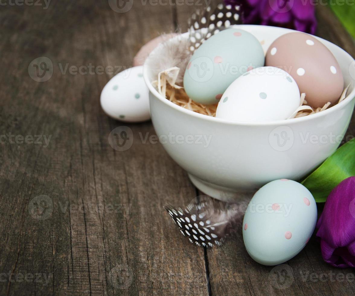 oeufs de pâques dans un bol photo