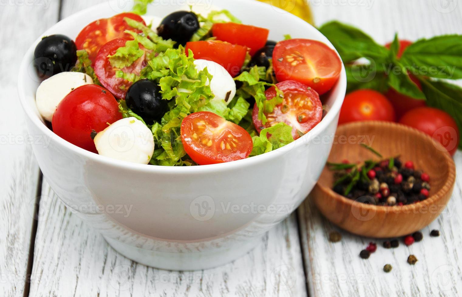 salade avec fromage mozarella et légumes photo