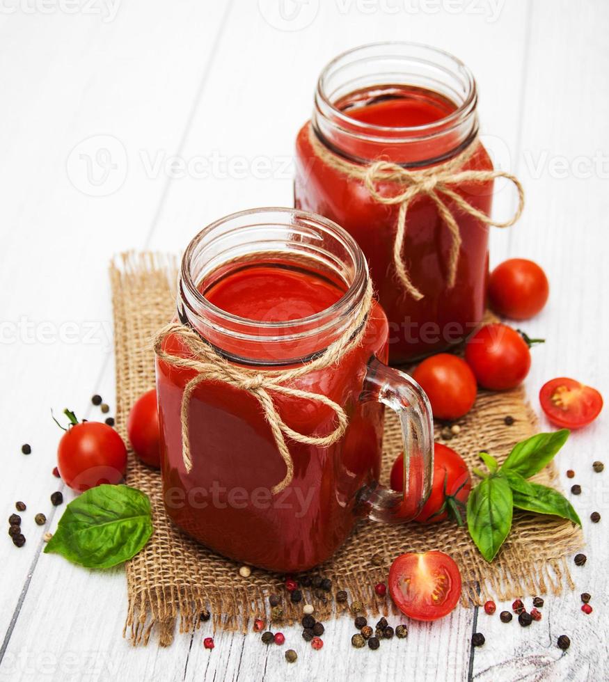 pots de jus de tomate photo