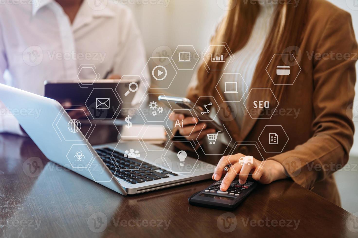 concept de réunion d'équipe de travail, entreprise utilisant un ordinateur portable et une tablette numérique avec icône virtuelle marketing photo