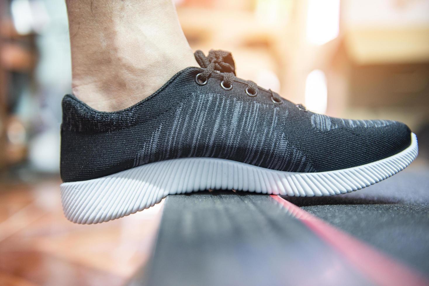 chaussures de course - baskets pour courir et faire du sport sur fond de tapis roulant à la maison photo