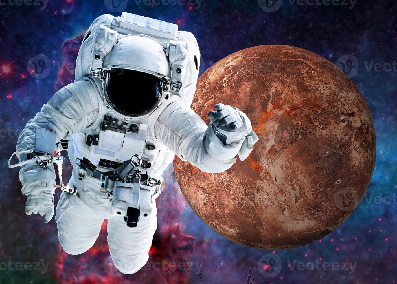 astronaute près de la planète rouge de fiction mars quelque part dans l'espace près des piliers de la création. mise au point sélective. la science-fiction. les éléments de cette image ont été fournis par la nasa photo