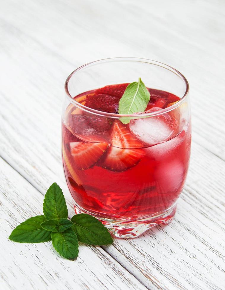 verre de limonade aux fraises photo