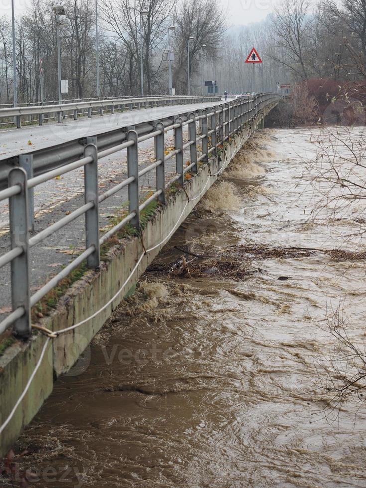 crue de la rivière po à turin photo