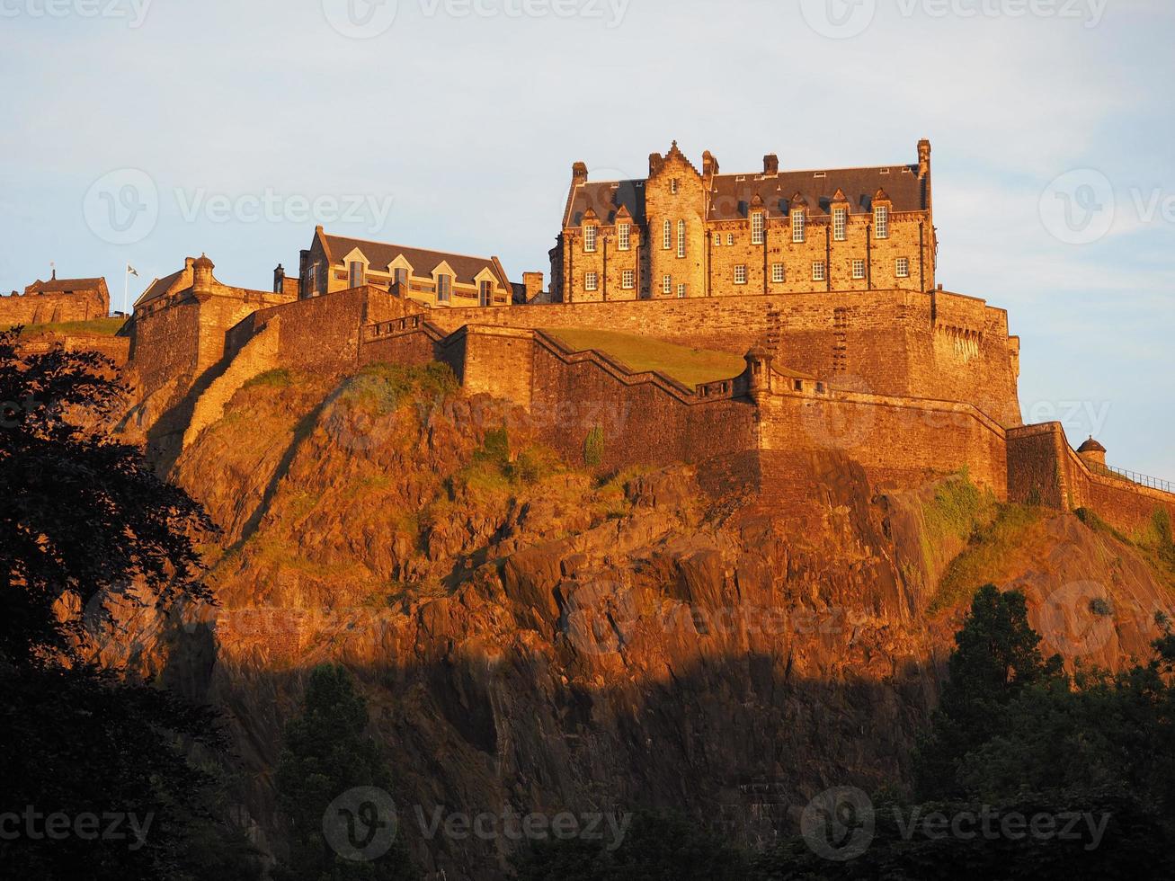 château d'edimbourg au coucher du soleil photo