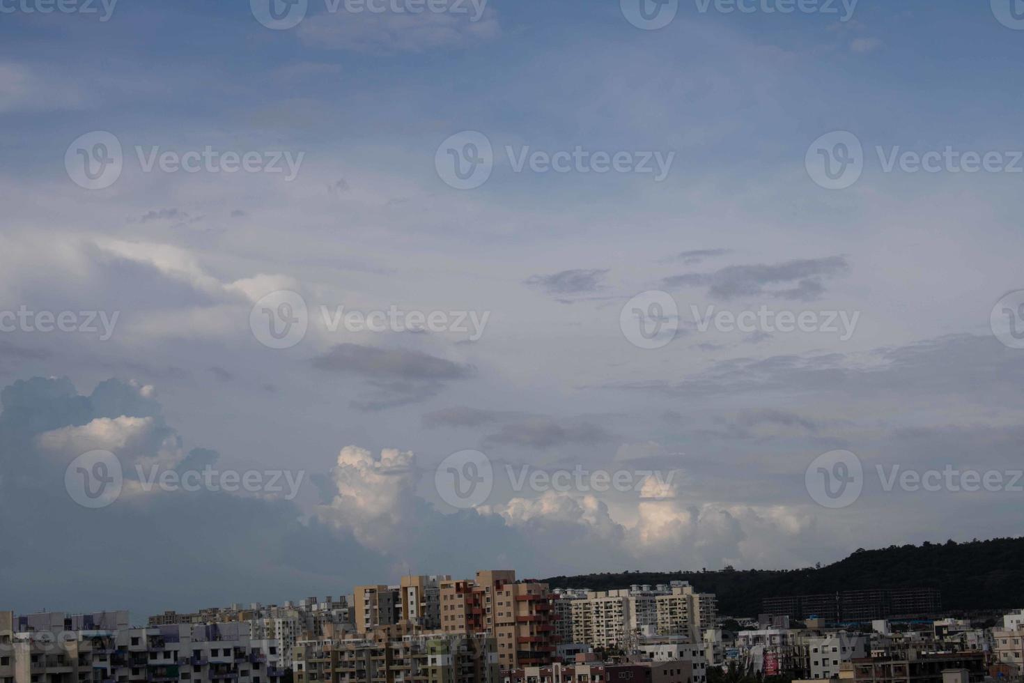 été bleu ciel nuage dégradé lumière fond blanc. beauté clair nuageux au soleil calme air d'hiver lumineux. sombre paysage cyan vif dans l'environnement jour horizon vue d'horizon vent de printemps photo