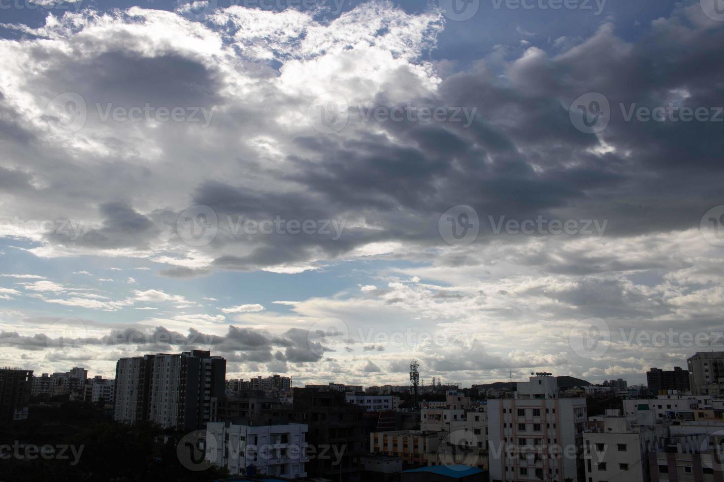 été bleu ciel nuage dégradé lumière fond blanc. beauté clair nuageux au soleil calme air d'hiver lumineux. sombre paysage cyan vif dans l'environnement jour horizon vue d'horizon vent de printemps photo