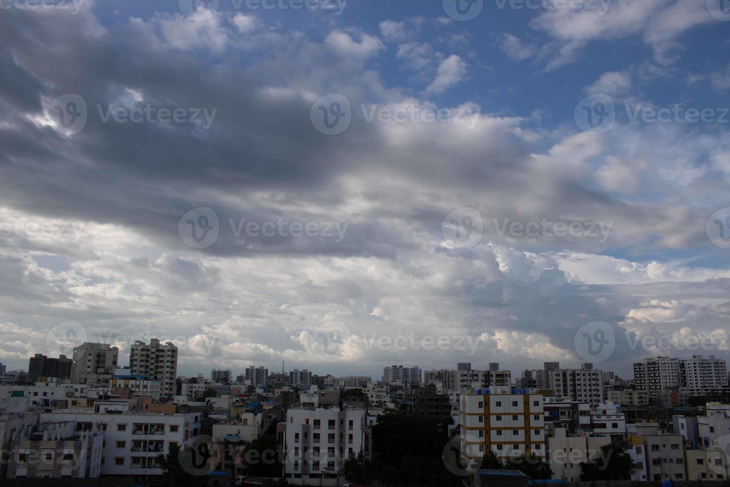 été bleu ciel nuage dégradé lumière fond blanc. beauté clair nuageux au soleil calme air d'hiver lumineux. sombre paysage cyan vif dans l'environnement jour horizon vue d'horizon vent de printemps photo