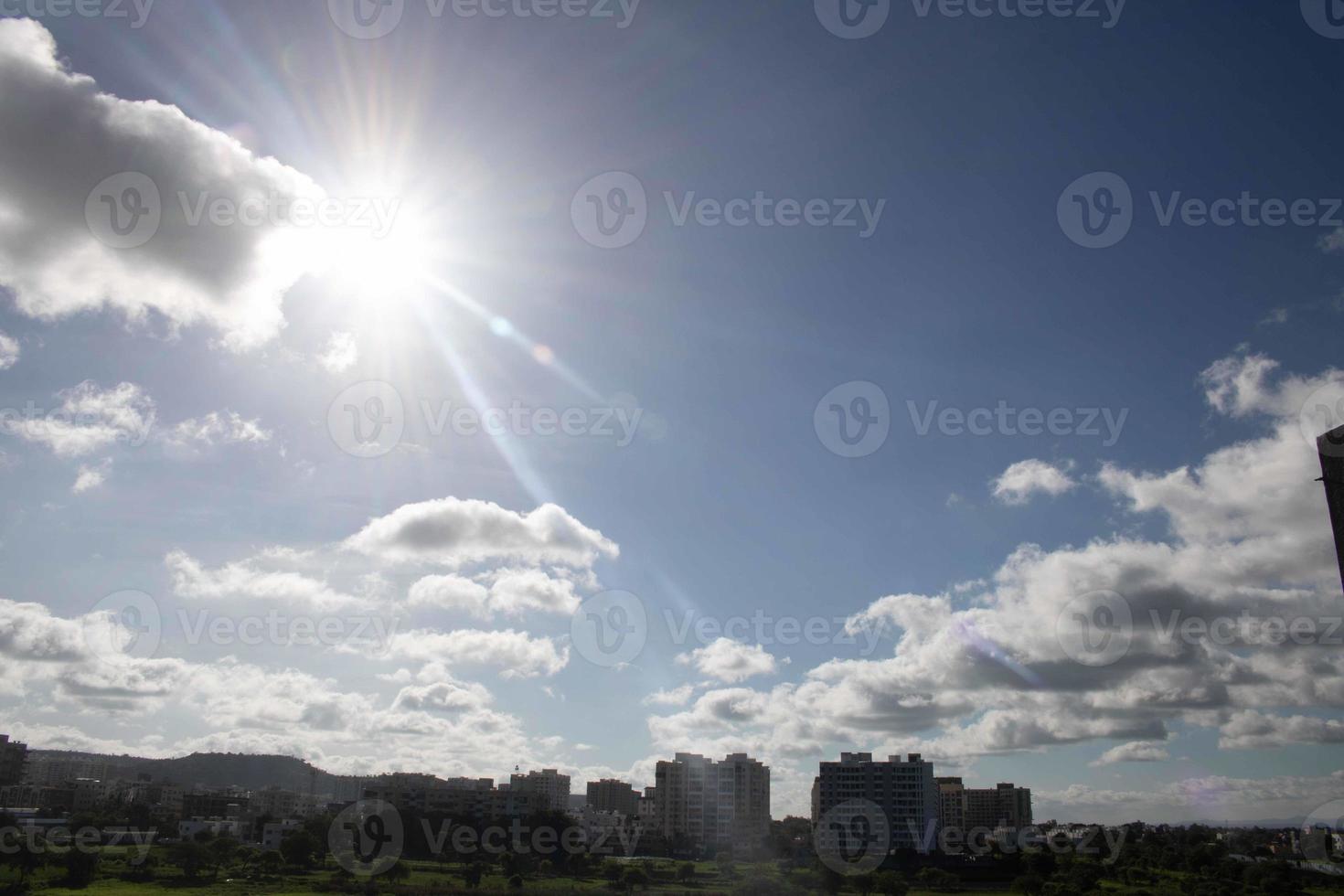 nuages d'air dans le ciel bleu photo