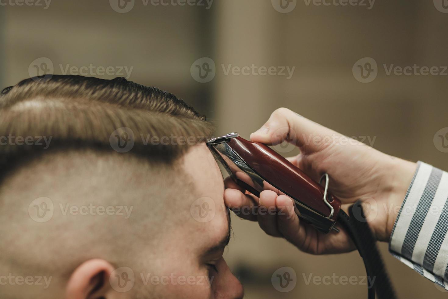 coupe de cheveux chez le coiffeur photo