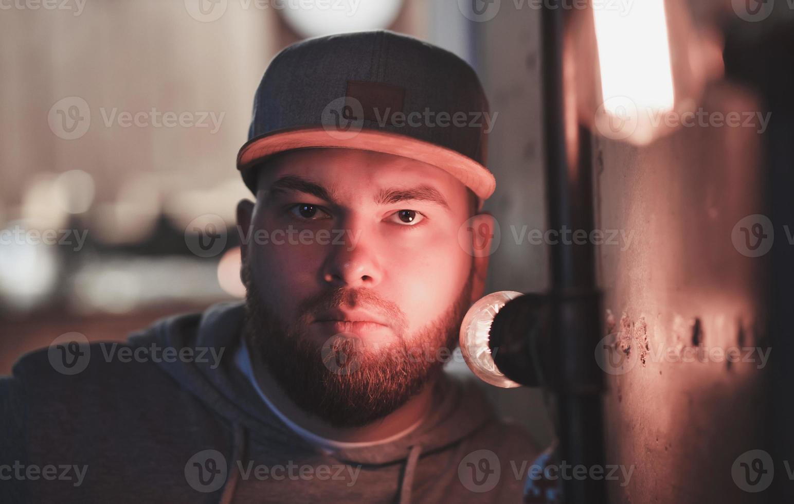 homme barbu dans une casquette photo