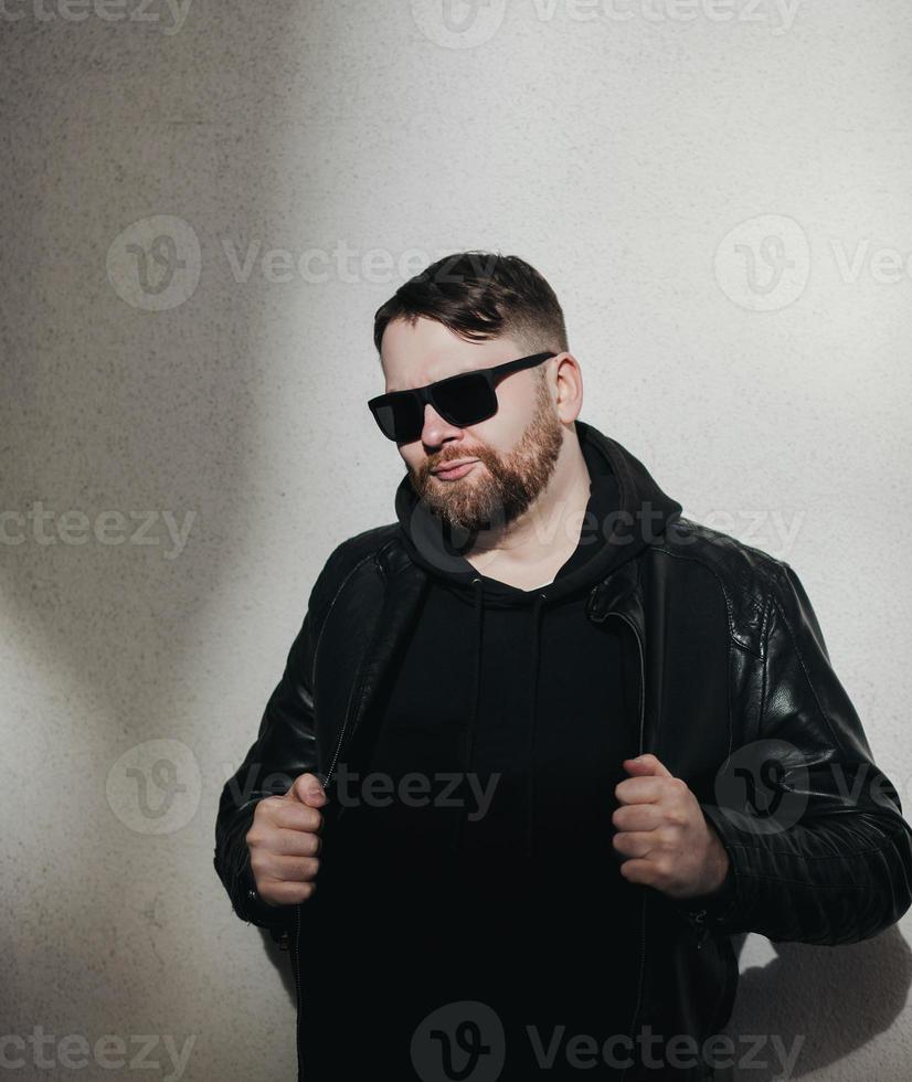 mode homme hipster en veste noire photo