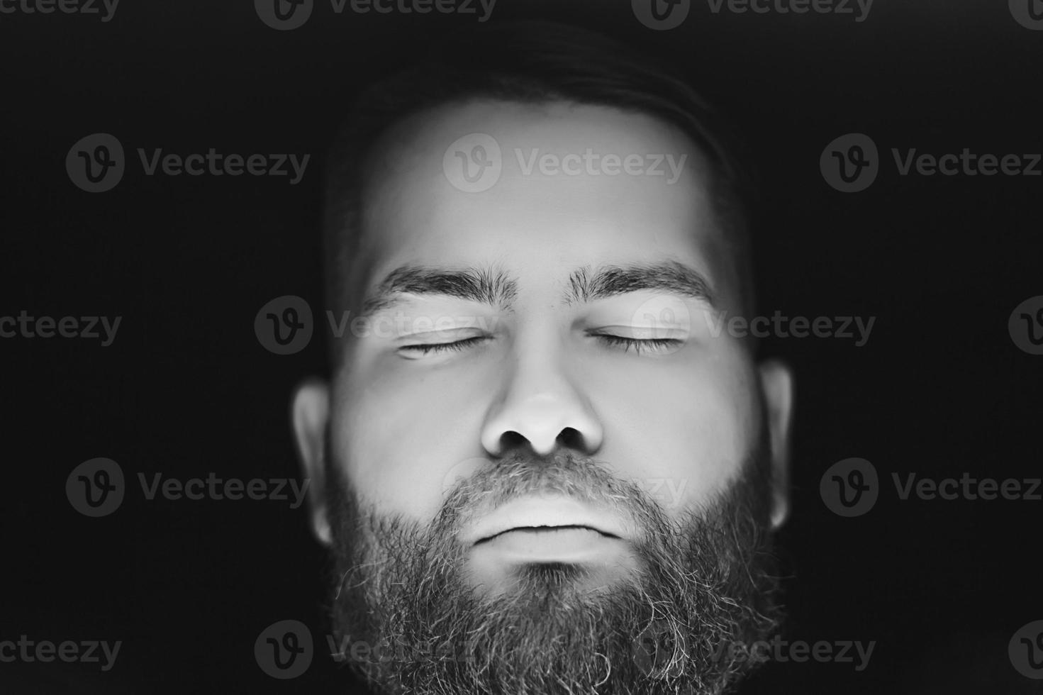 homme barbu aux yeux fermés photo