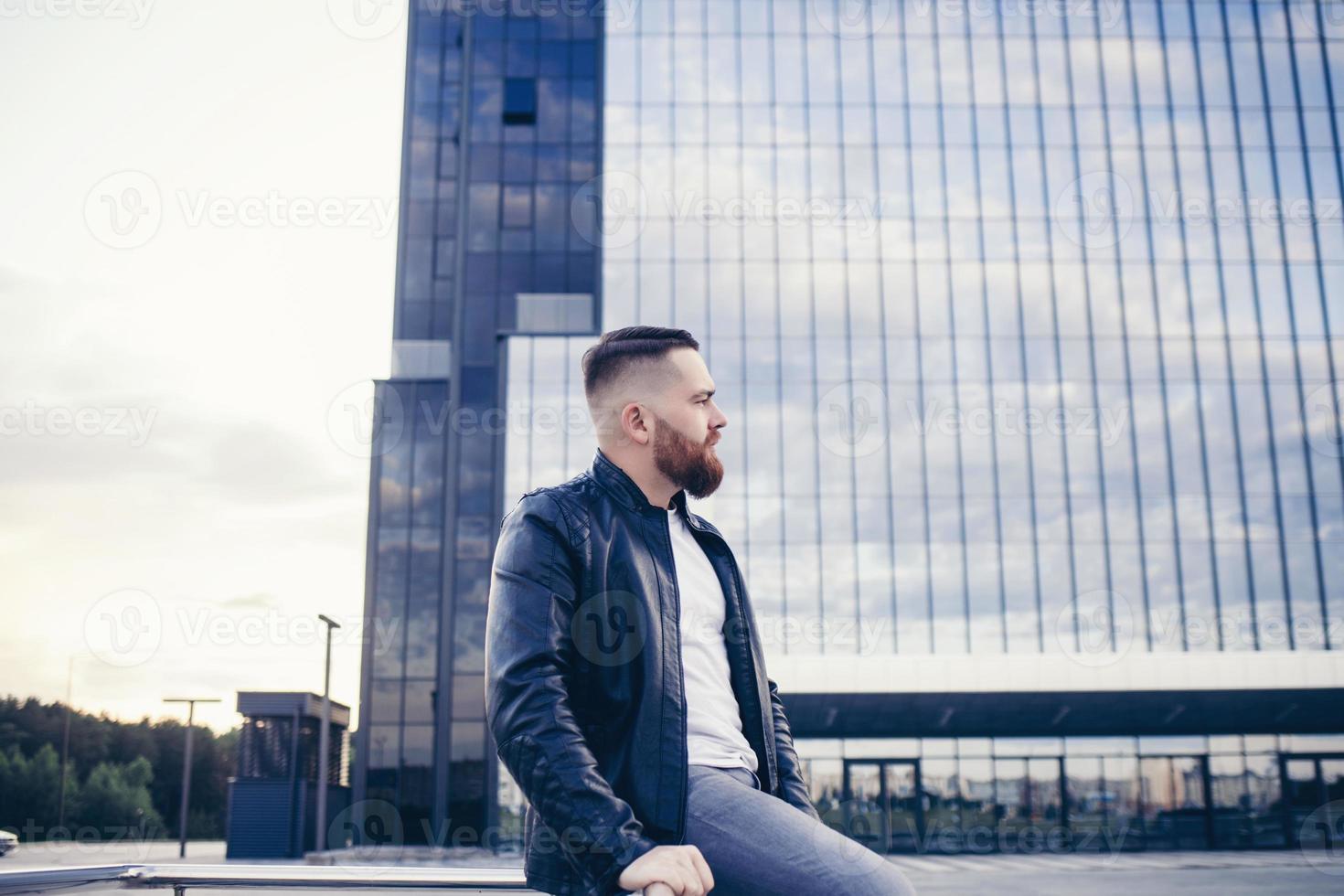 jeune homme élégant en veste de cuir photo