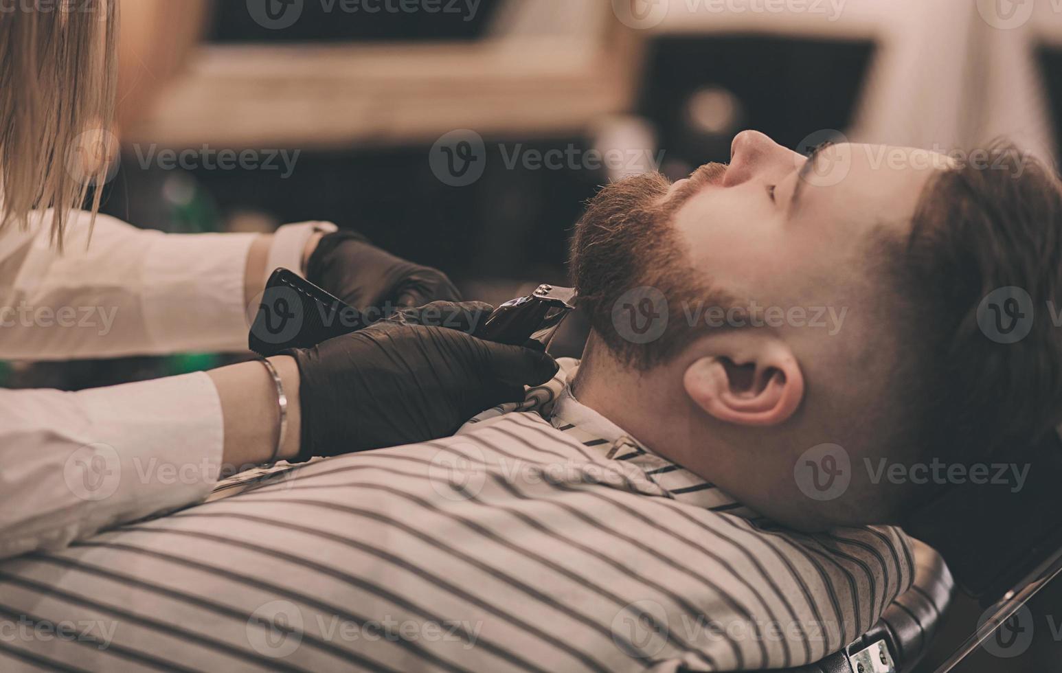 coupe de cheveux homme avec tondeuse à barbe photo