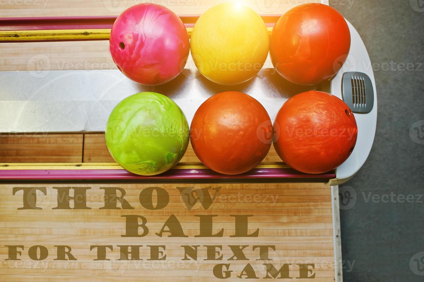 le mot lancer la balle pour le prochain jeu fond boules de bowling photo