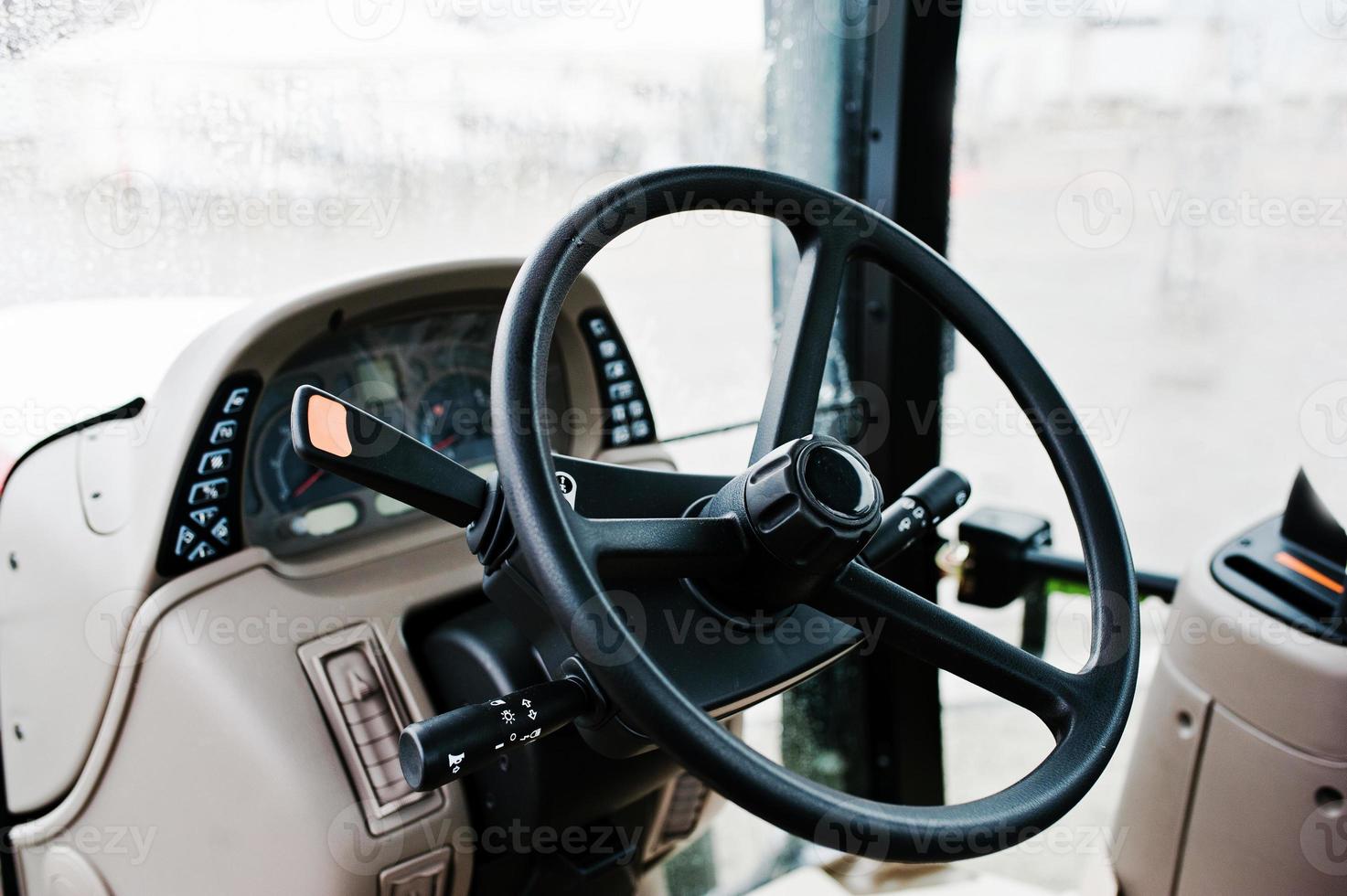 volant et les commandes dans la cabine du nouveau tracteur photo