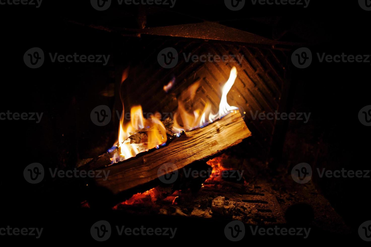 feu de fond chaud dans la cheminée accueil photo