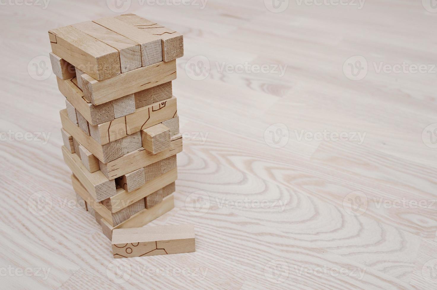 jeu de tour de blocs de bois pour enfants sur fond de parquet photo