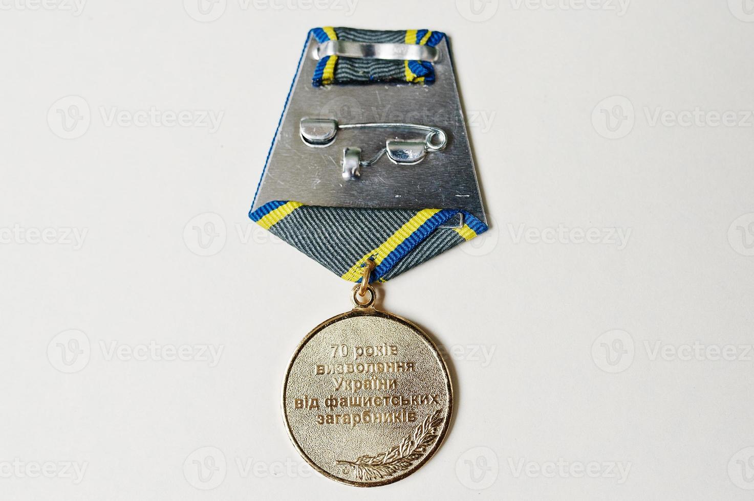 Médaille ukrainienne 70e anniversaire de la guerre sur fond blanc photo