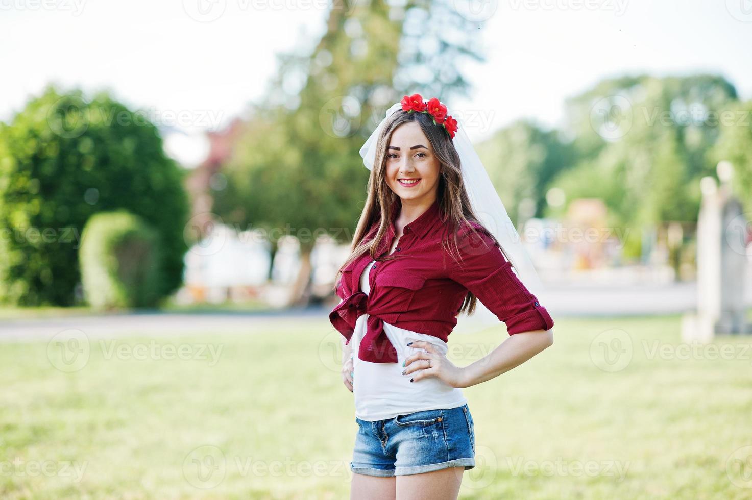 portrait d'une fille de style country sur un short en jean court et une chemise à carreaux de cross-country photo