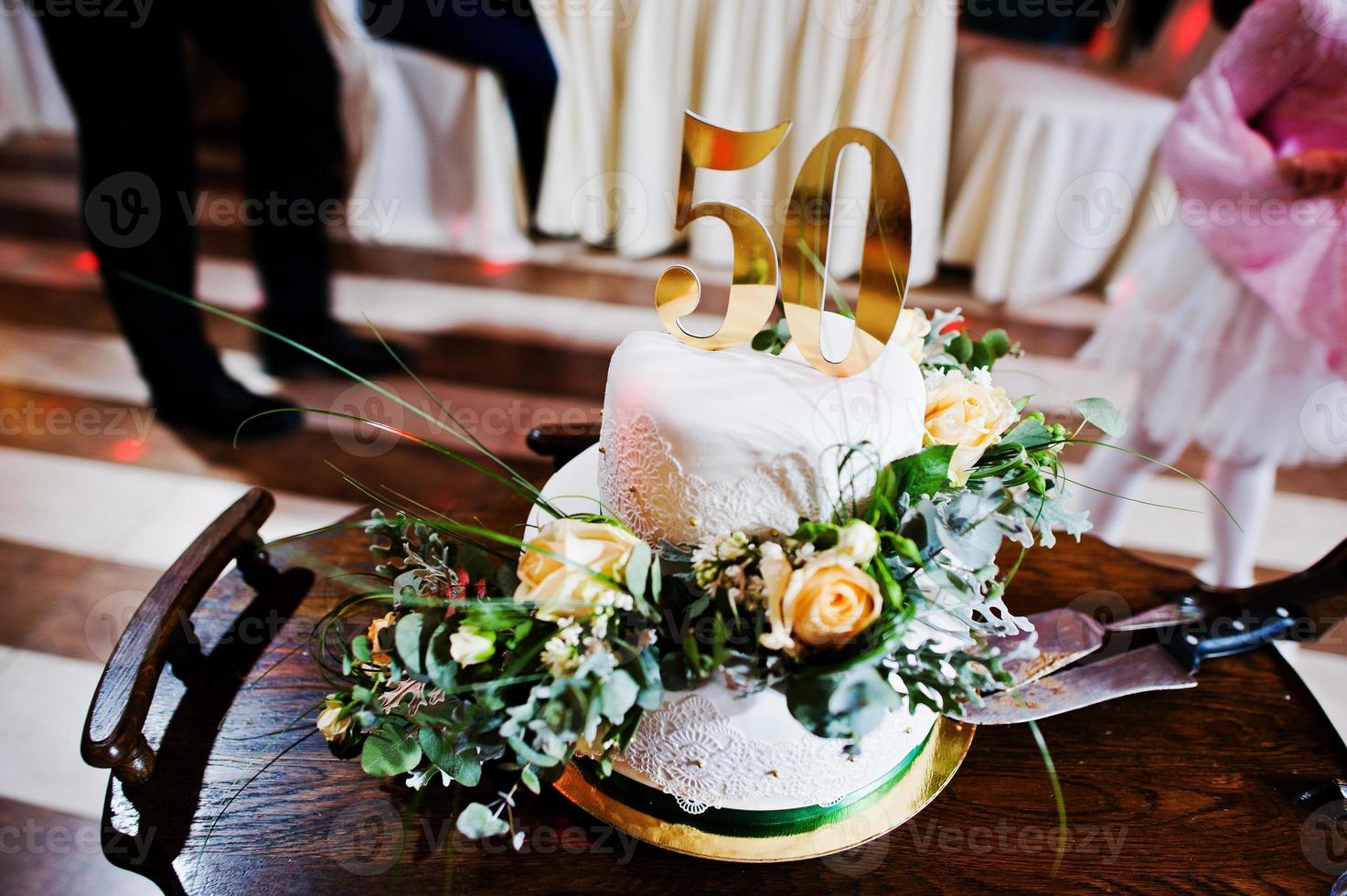 gâteau anniversaire en 50 à table photo