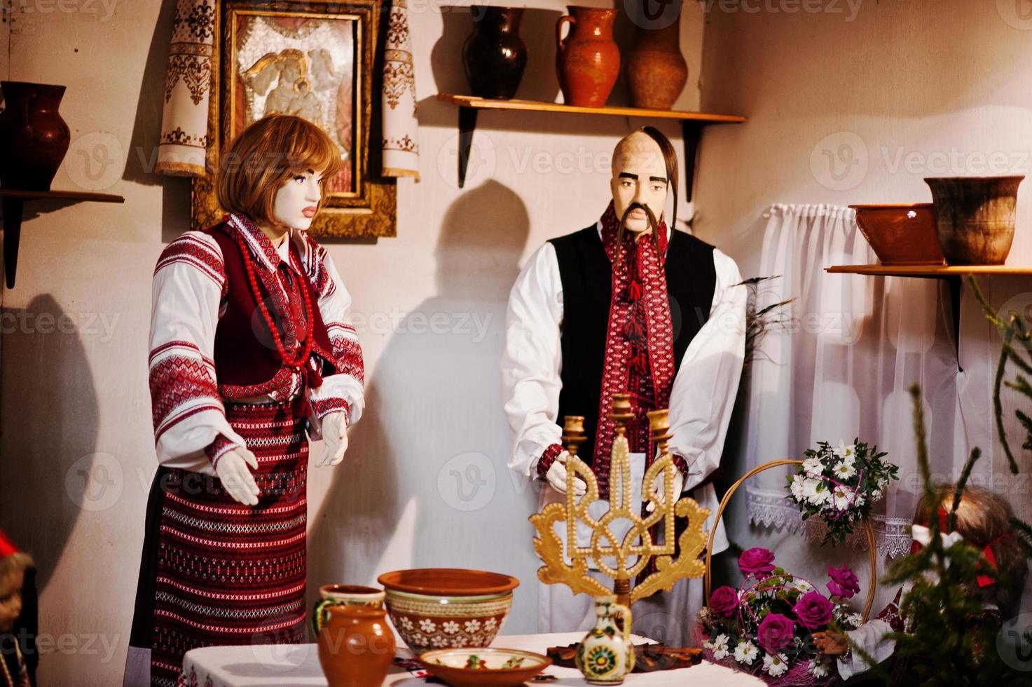 très grande crèche de noël. famille nationale ukrainienne photo