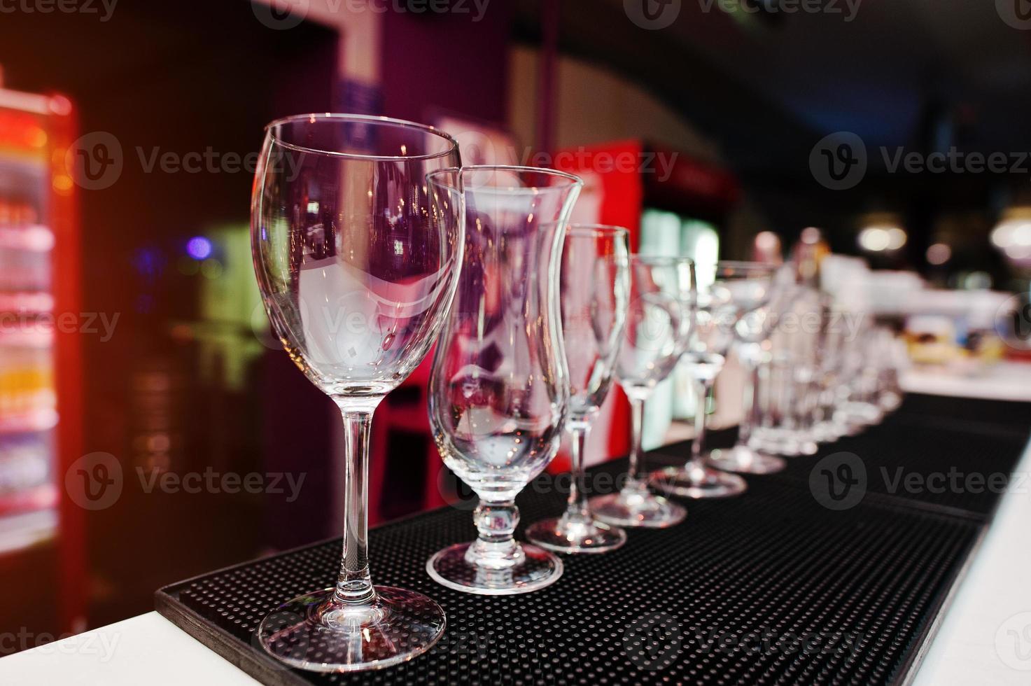 ensemble de verres de collection pour boissons au bar photo