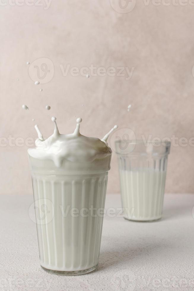 éclaboussure de lait du verre. notion laitière. photo