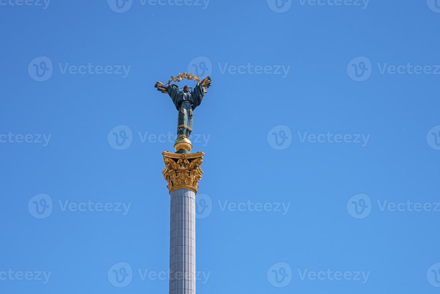 monument de l'indépendance sur la place maidan nezalezhnosti photo