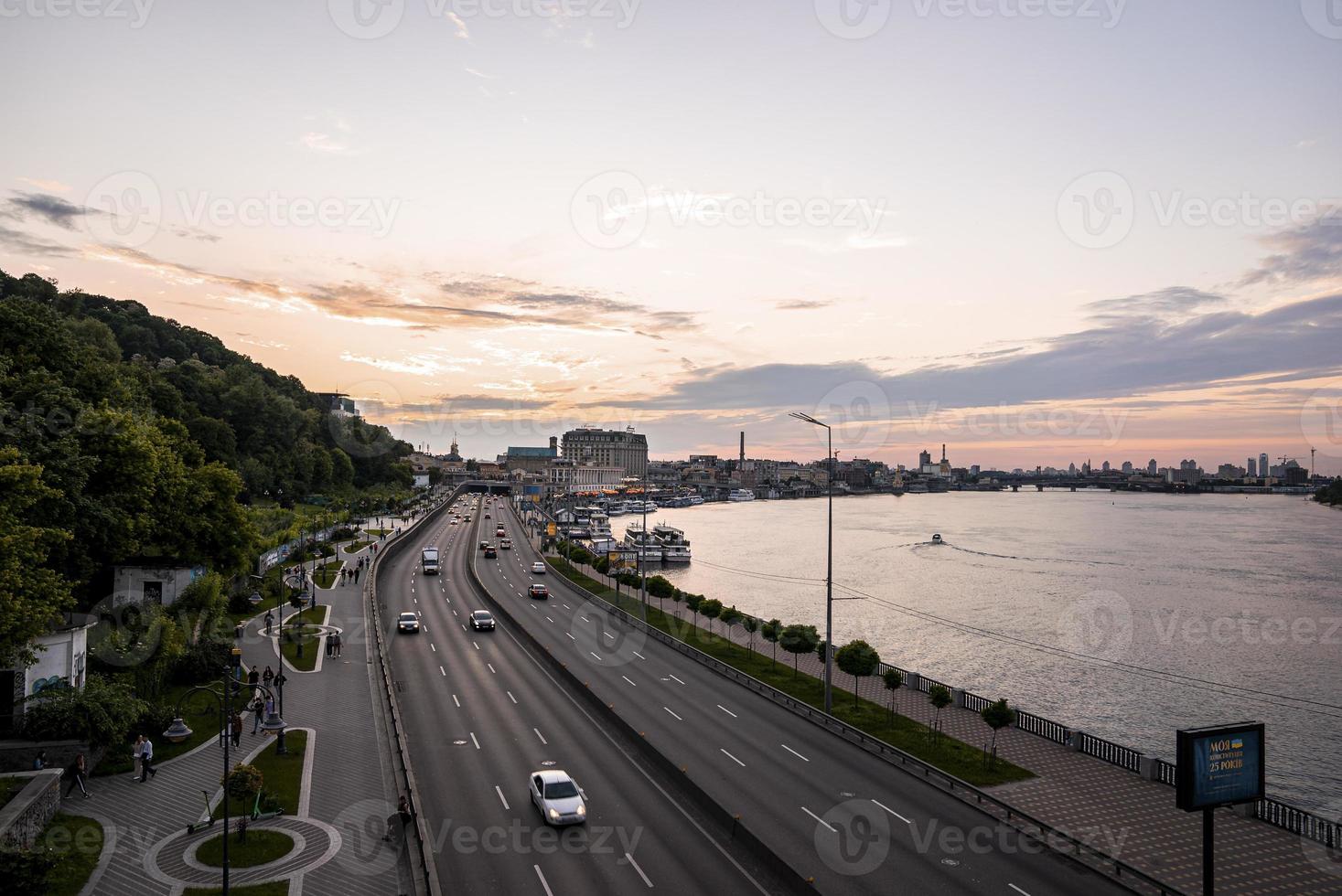 vue sur kiev depuis un point d'observation sur le dniepr photo