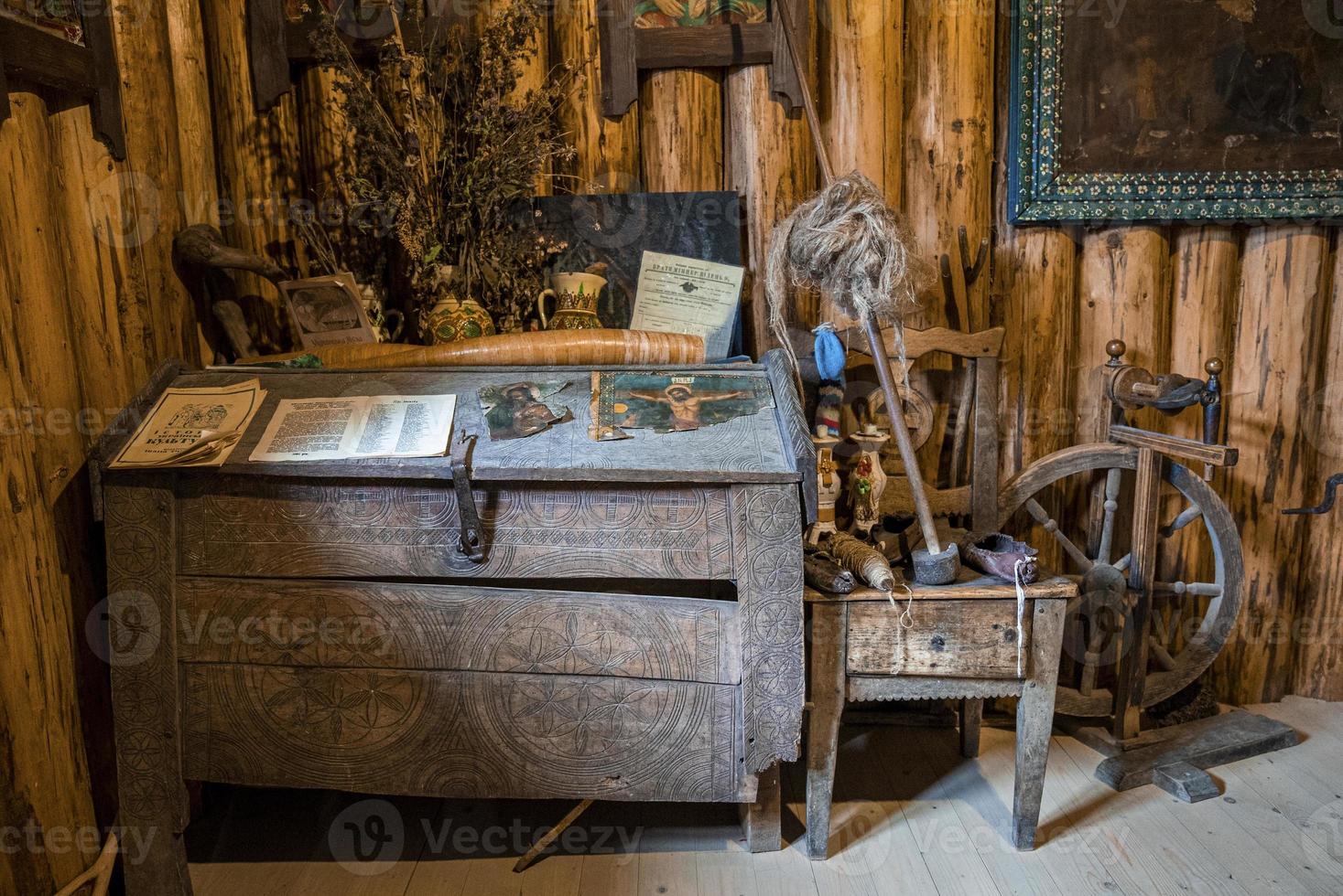 coffre fermé avec des outils anciens sur une chaise en bois dans une pièce abandonnée photo