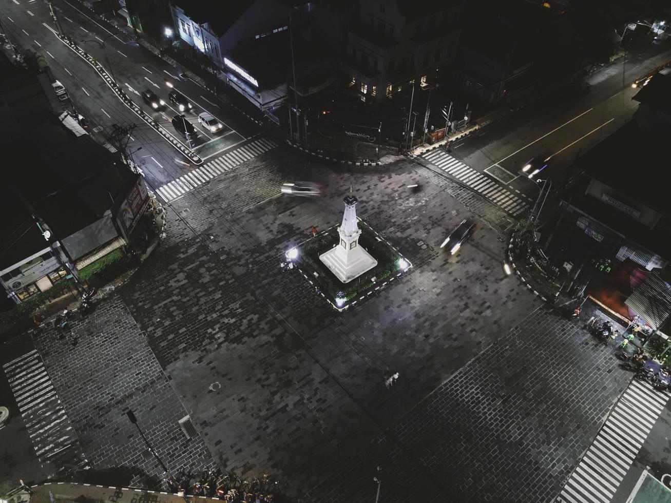 vue aérienne du tugu jogja ou du monument de yogyakarta, indonésie la nuit. yogyakarta, indonésie - octobre 2020 photo