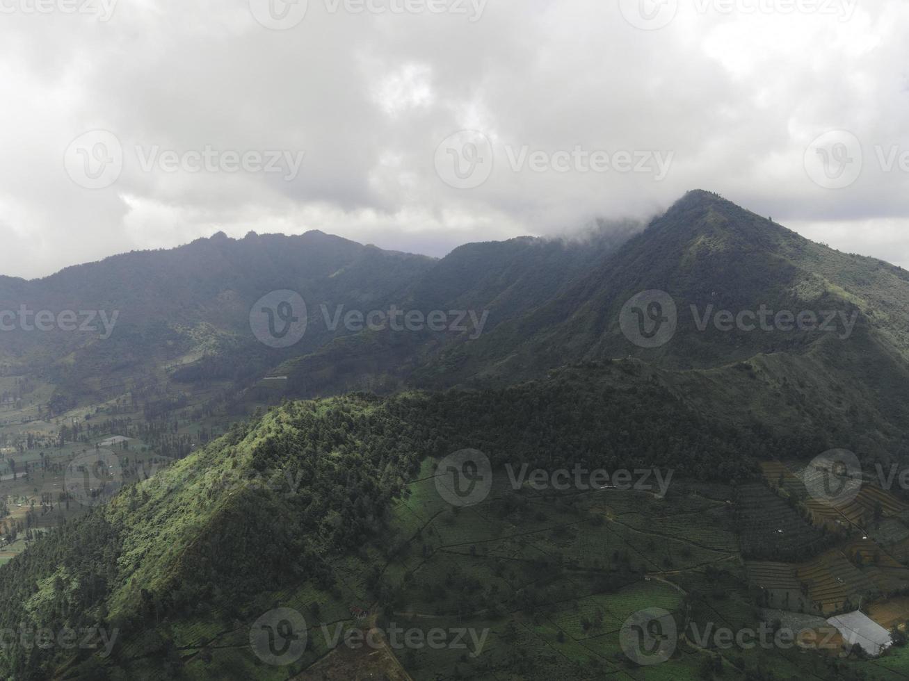 vue aérienne de la vallée de montagne avec un paysage verdoyant à sindoro vulcano photo