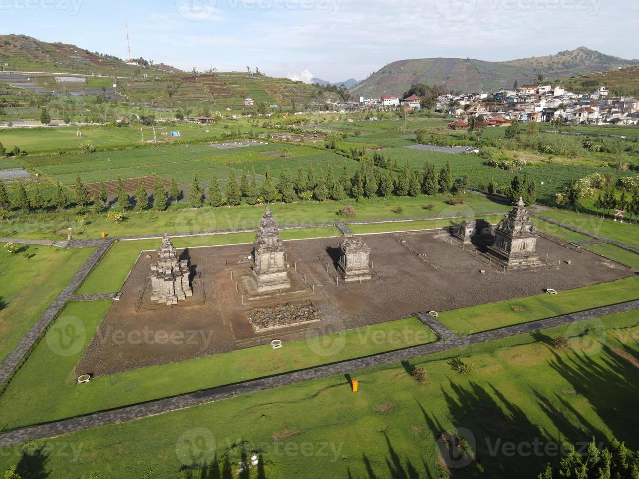 vue aérienne du complexe du temple d'arjuna sur le plateau de dieng, indonésie. photo