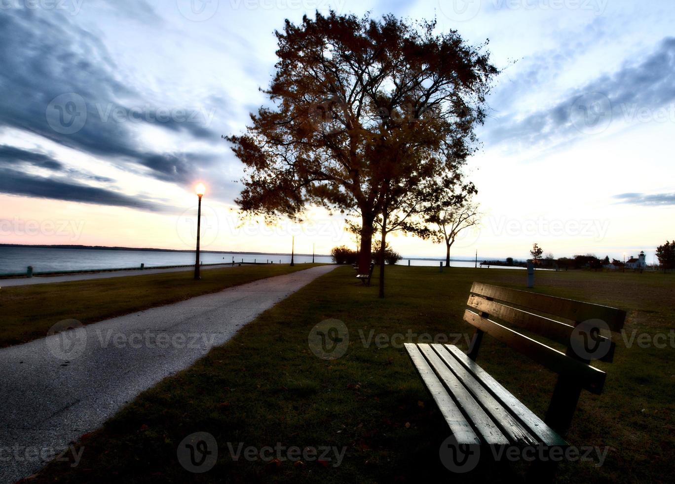 banc et lampadaire photo