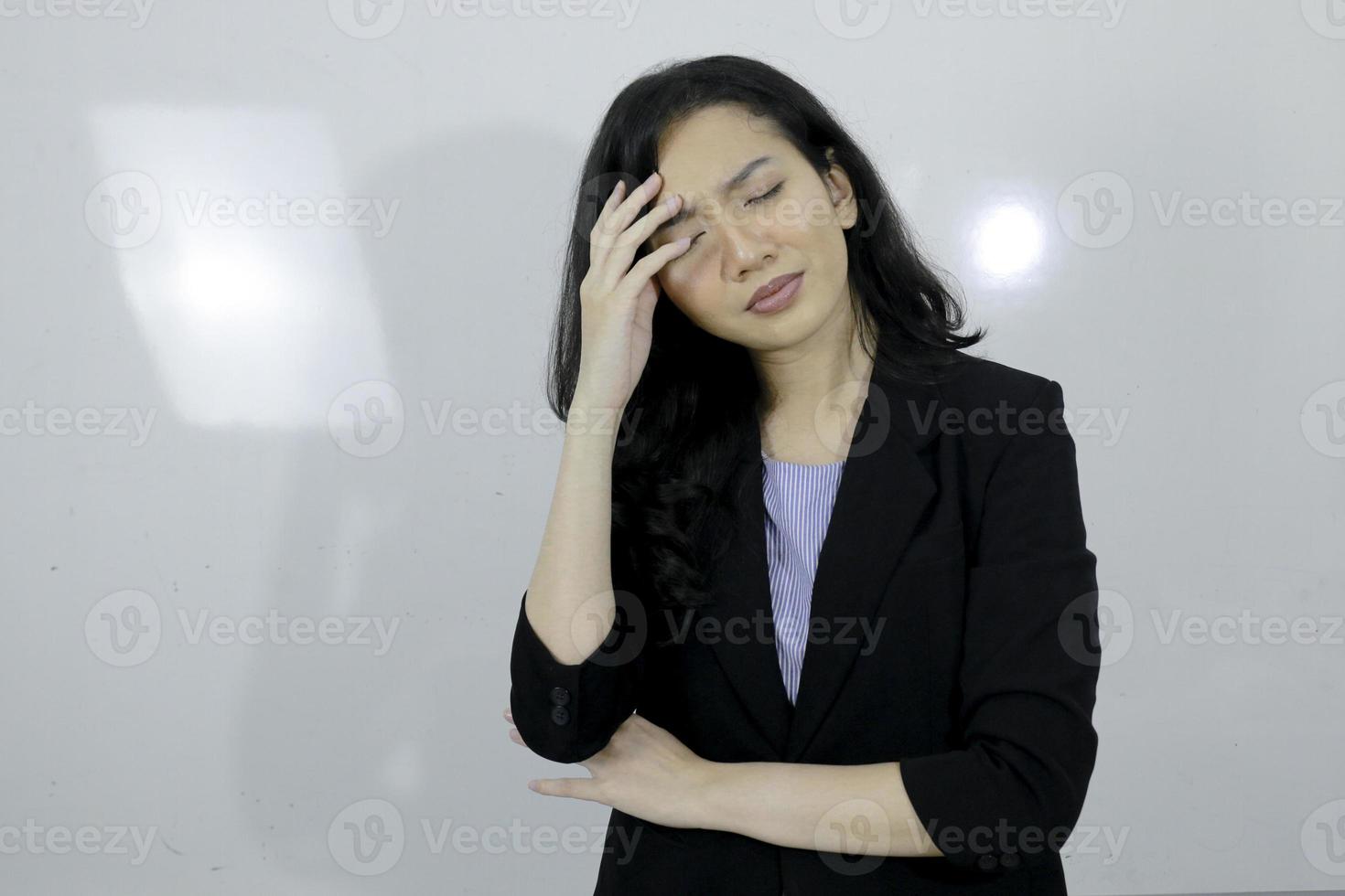 affaires jeune fille asiatique est stressée et confuse à propos de son travail isolé sur fond blanc photo