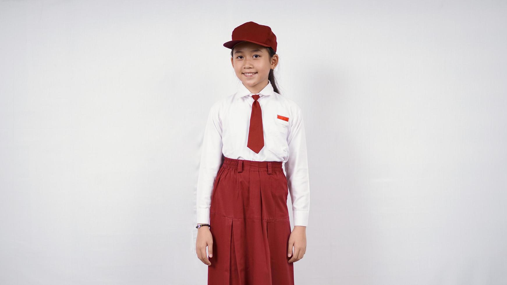 Cute smiling asian school girl isolé sur fond blanc photo